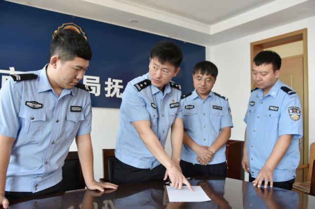 丧尽天良!毒贩引诱多名初中生吸毒,看警察叔叔