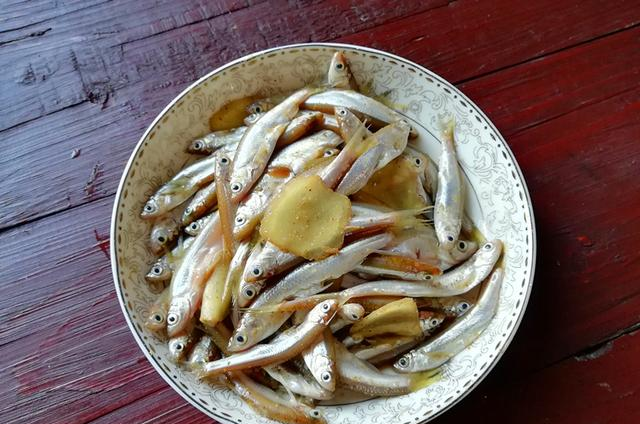 最喜欢吃这种野生小白鱼,教你这样做,一口一个,下酒下饭都不错