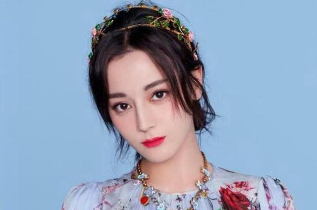 热巴的全名叫迪丽热巴·迪力木拉提,名字是真的长呀,足足有9个字!