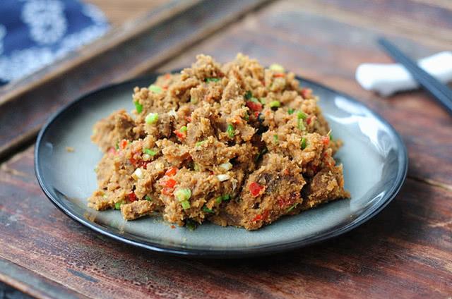 豆渣变散后就要不断翻炒了,大火,水干的速度很块,注意不要糊锅了.