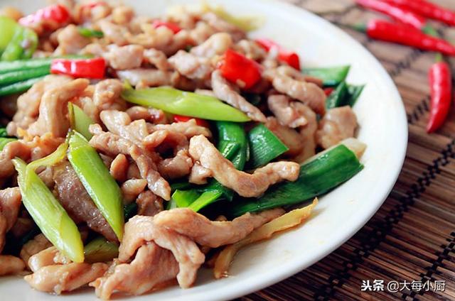 炒猪肉时,万万不可直接下油锅,多加1步,吃起来又嫩又香