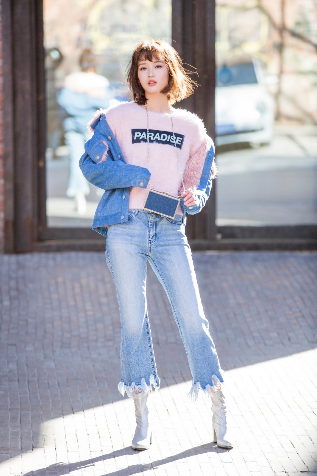 "冰糖系女友"虞朗初春写真 漫步街头造型清新可人