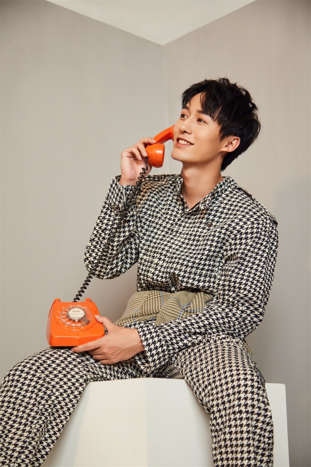 近日,青年演员付嘉的一组写真曝光,造型复古时尚,举手投足间演绎绅士