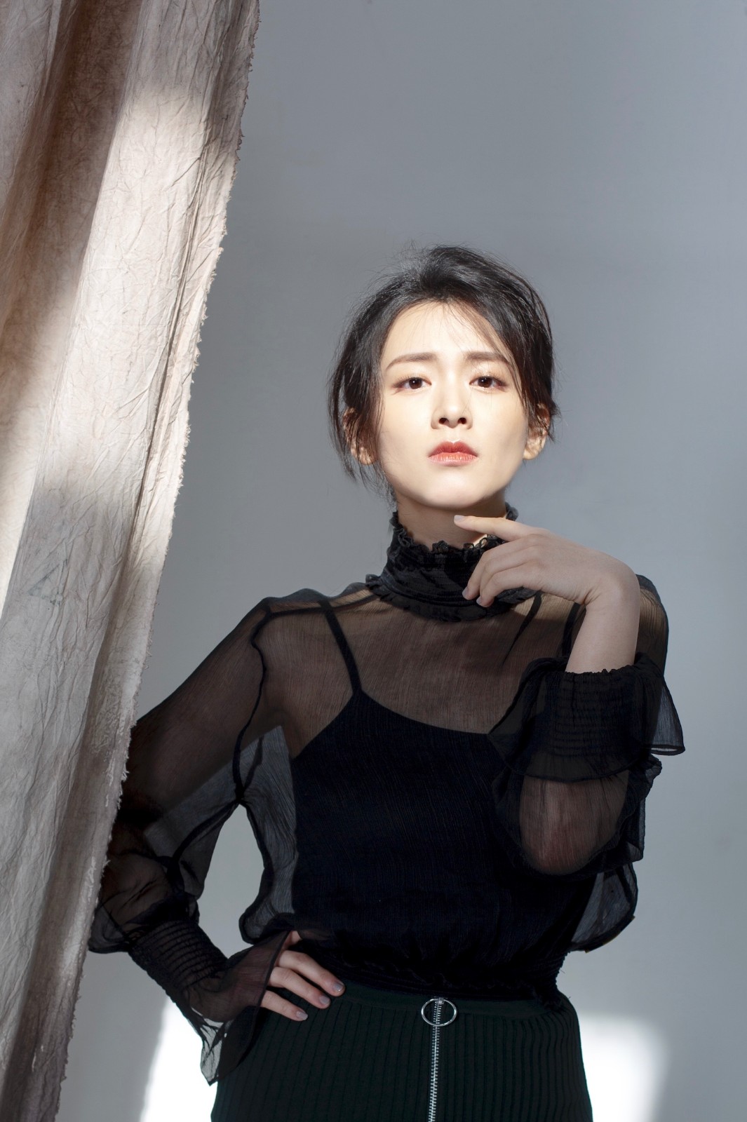 陈昊宇再现黑色经典薄纱服饰展朦胧美感