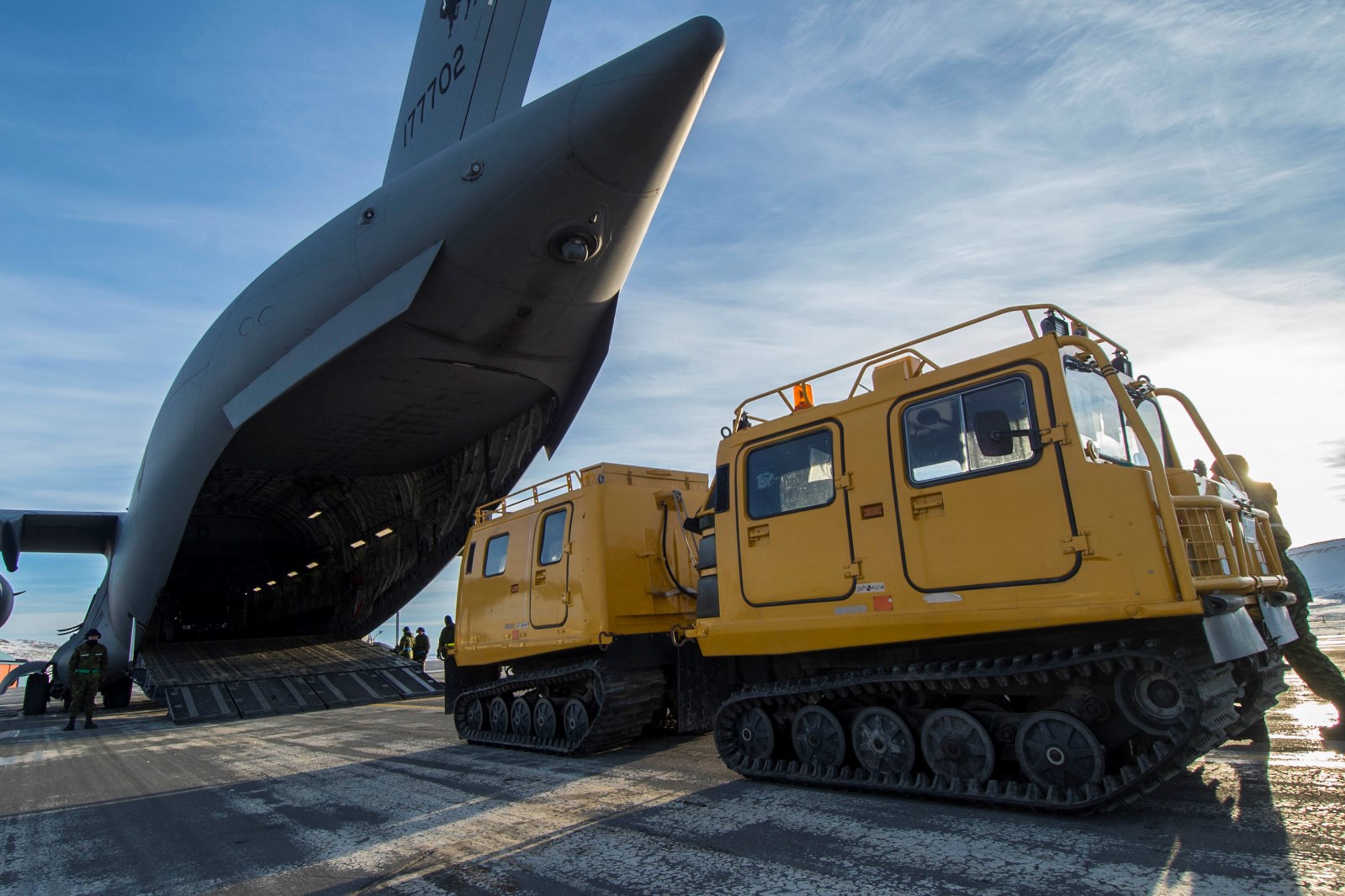 战机欣赏:冰天雪地里的加拿大cc-177运输机