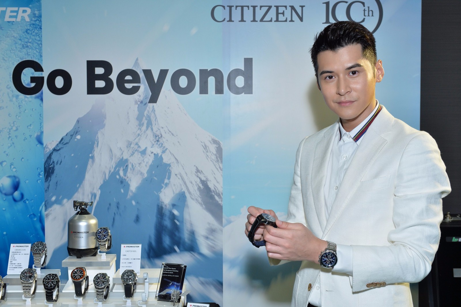 陈家乐穿帅气西装出席活动 新电影《兄弟班》演绎热血青春