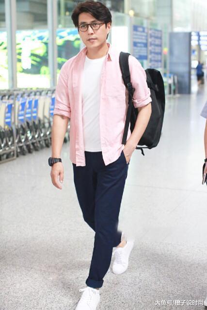 42岁靳东真敢穿! 粉色衬衣搭牛仔裤像24岁小鲜肉, 网友: 够嫩的