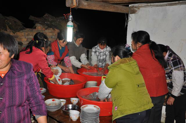 饭后,村里的妇女们都来帮忙洗碗