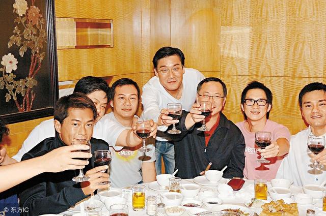 小叔子借钱不还,侄女满月请客,我拿出几张照片