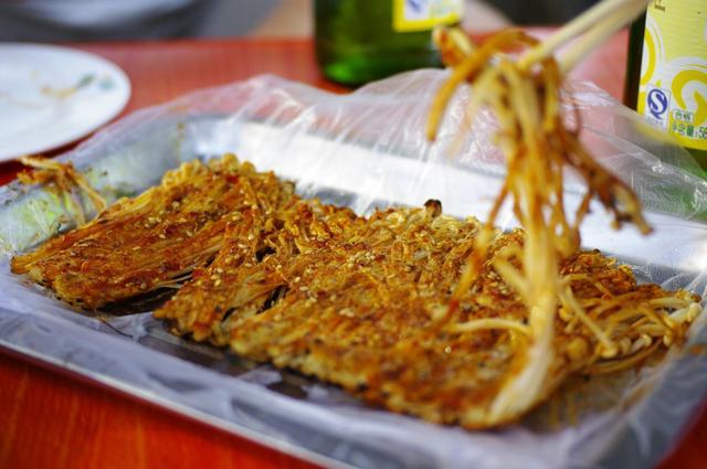 中火煮排骨40分钟后放入玉米,山药,葱丝,姜片,倒入一勺黄酒 6.