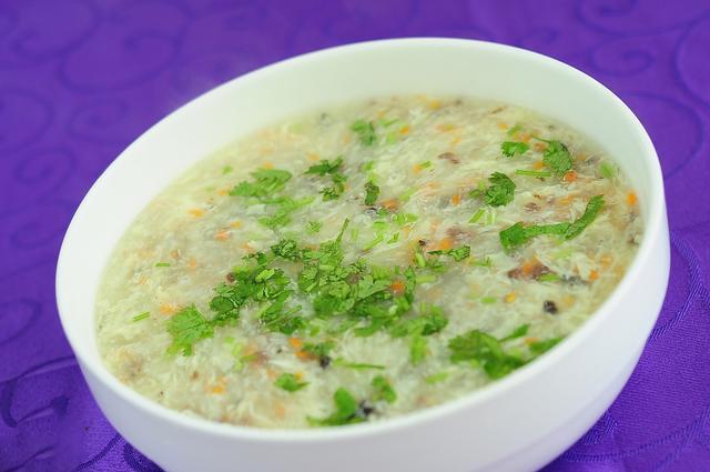 蛋黄豌豆糊原料:豌豆100克,蛋黄,大米50克,水四杯方法:将豌豆煮熟