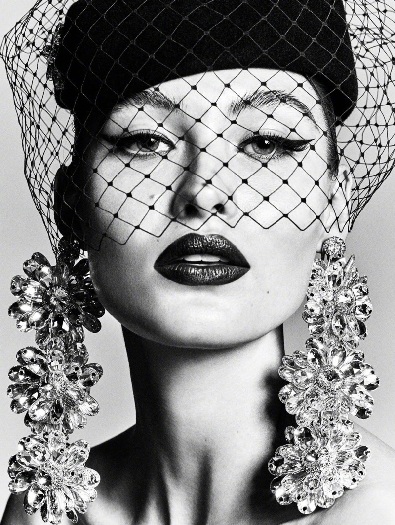 超模Grace Elizabeth 身穿Chanel 服饰登上《V