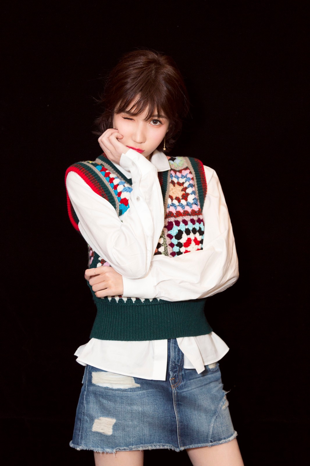 金伶佳亮相时尚活动 潮流搭配赚足眼球