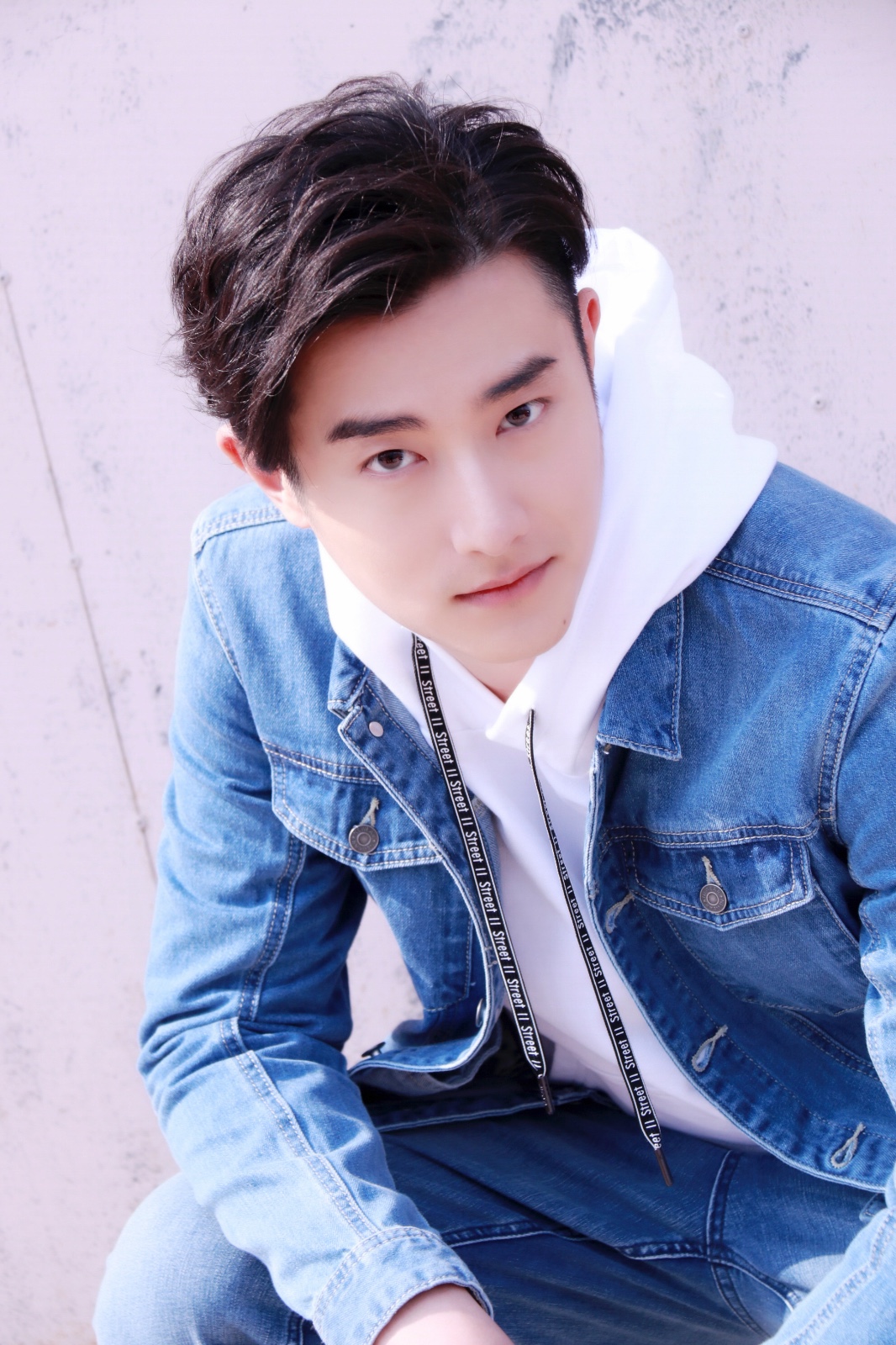 樊驿宁早春写真曝光牛仔男孩显青春范儿