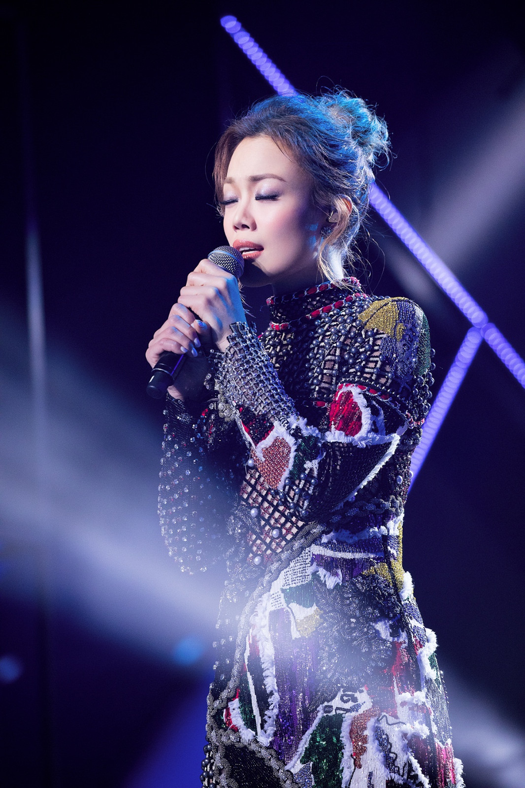 容祖儿东方音乐风云榜荣获"双料"大奖 现场献唱《重生》