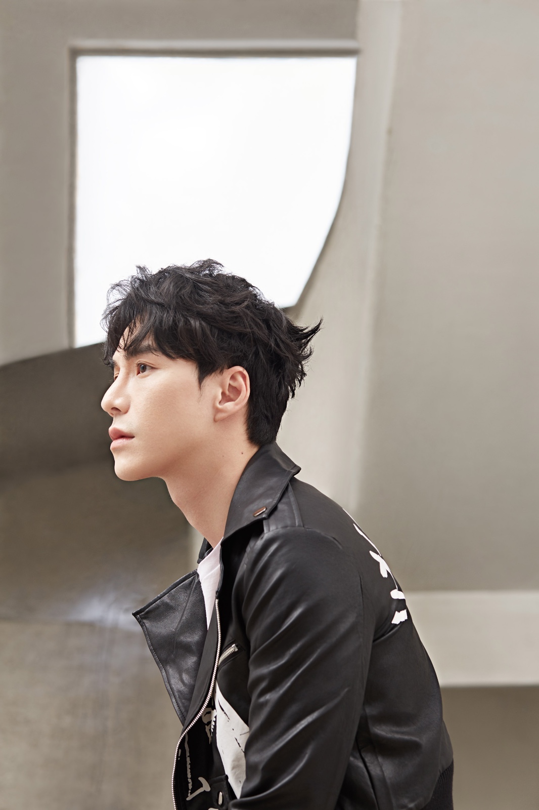 王冠逸诠释多变穿搭风格 冷峻忧郁魅力难挡