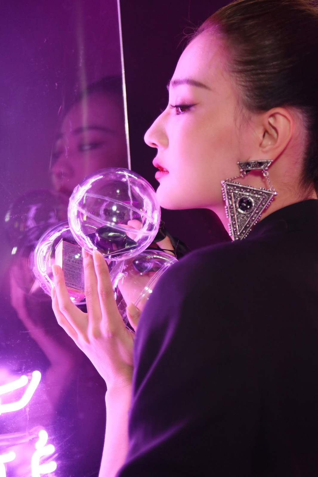 徐璐穿吸烟装秀美腿 变身帅气酷女孩