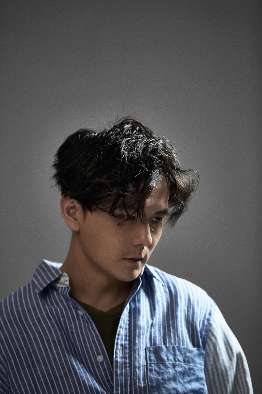 屠楠爆写真难掩帅气 《三国机密》满宠现代装超有型