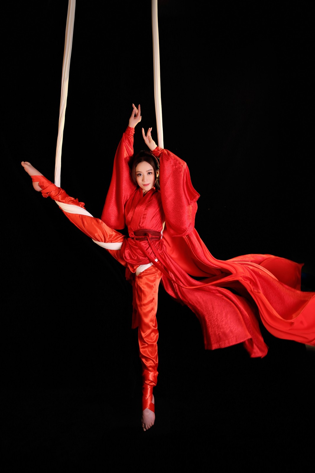 郑州古装美女空中练瑜伽像拍武侠片网友直呼太刺激