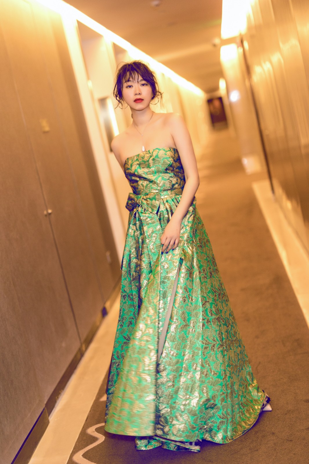 黄璐亮相北影节红毯 一袭绿裙气质满分_新浪看点