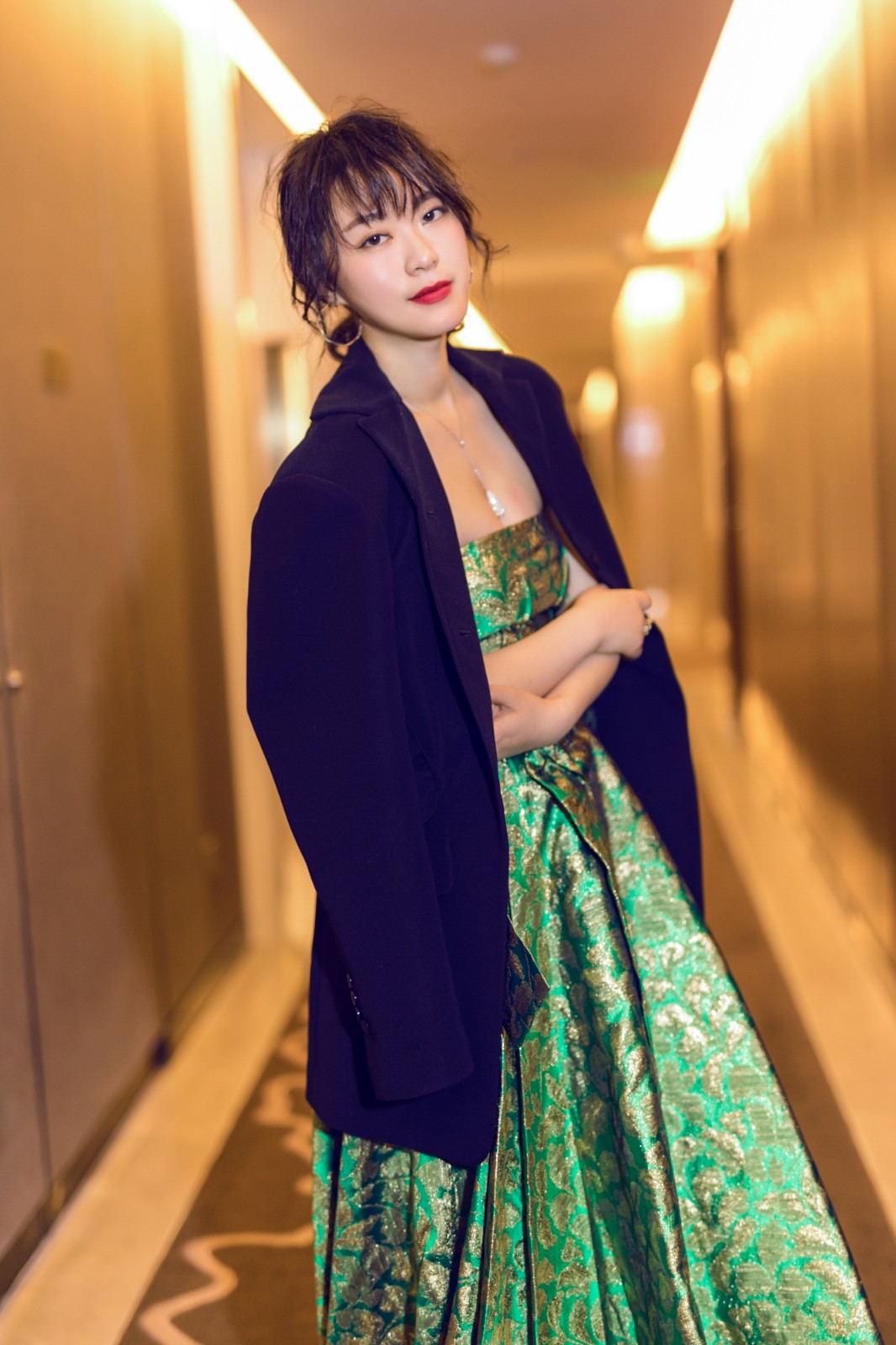 黄璐亮相北影节红毯 一袭绿裙气质满分_新浪看点