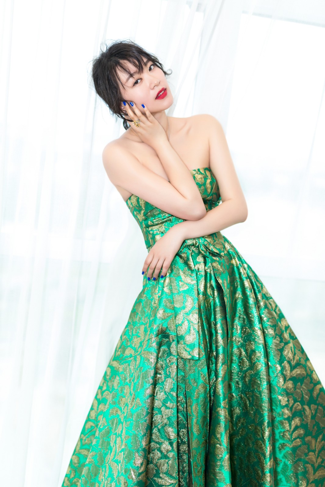 黄璐亮相北影节红毯 一袭绿裙气质满分_新浪看点