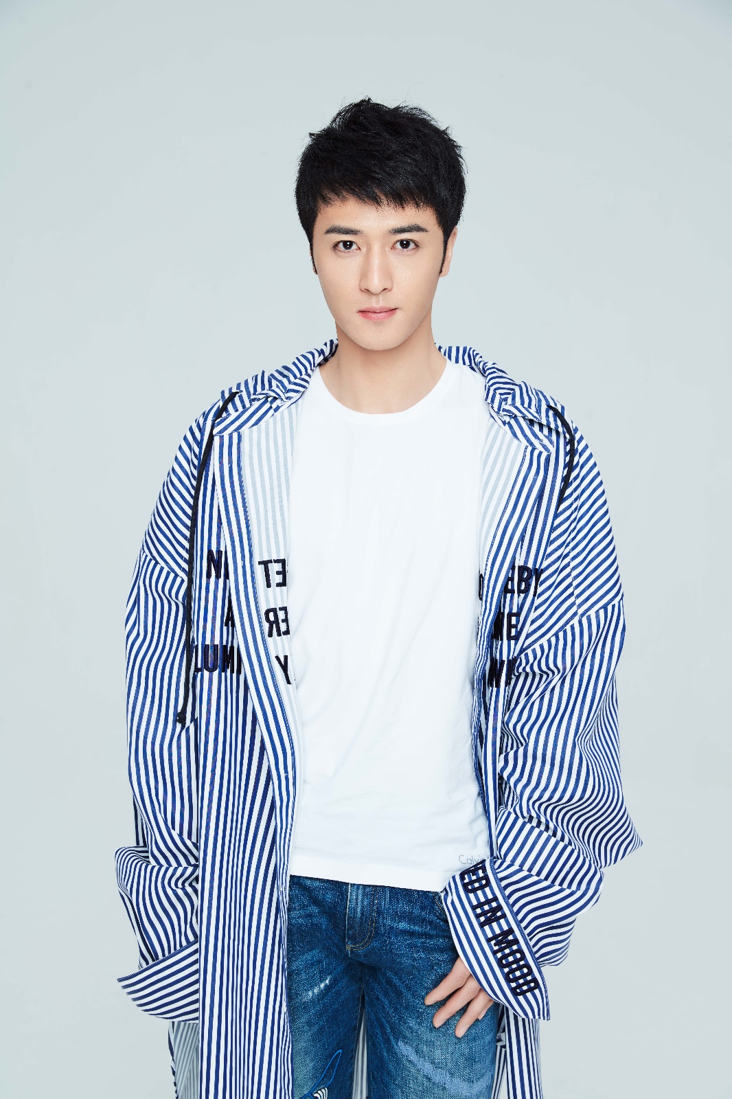 近日,演员姚奕辰曝光了一组最新时尚写真,清澈大眼睛藏不住优质男子力