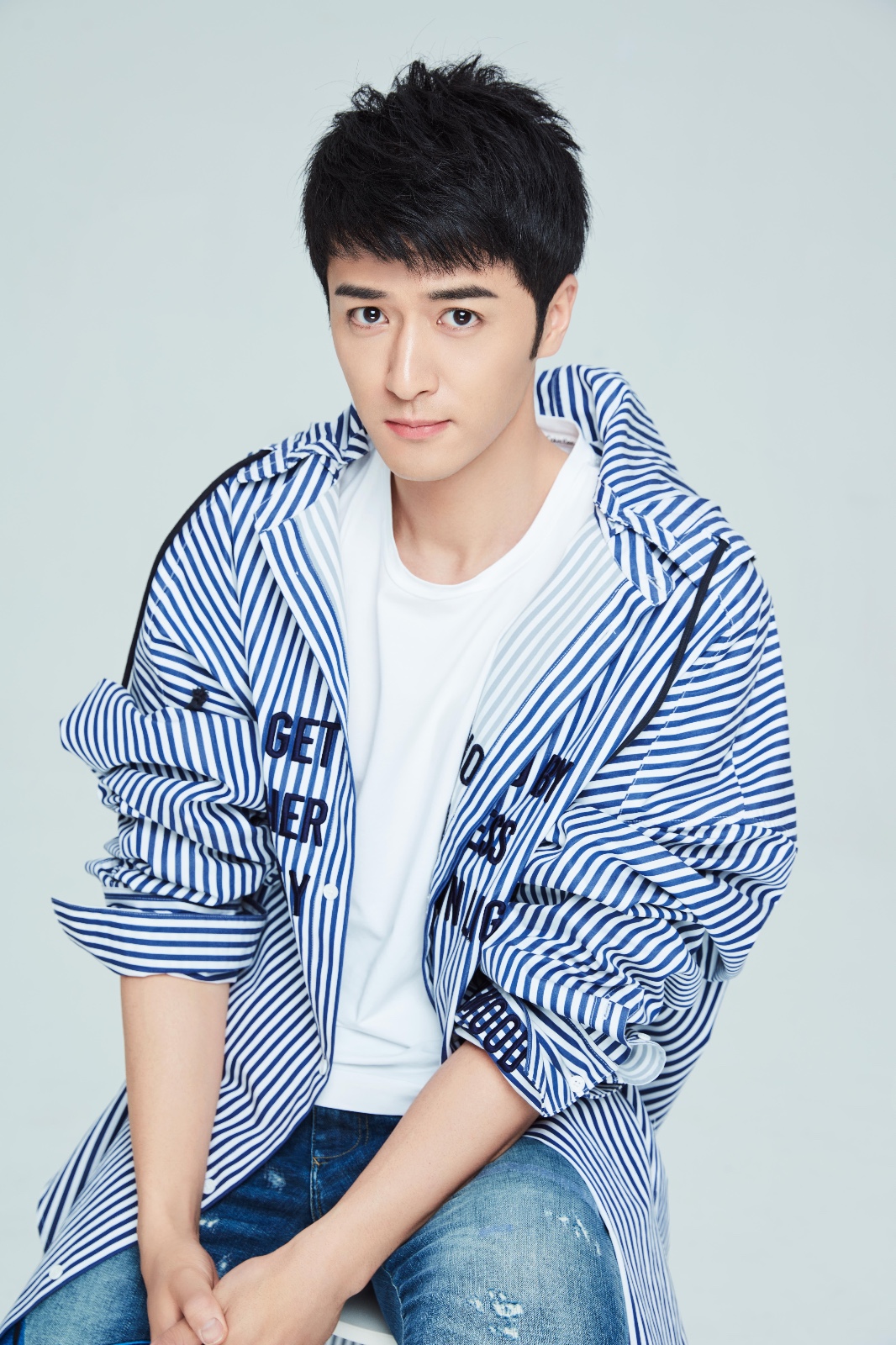 姚奕辰曝曝新写真简洁清爽男子力十足