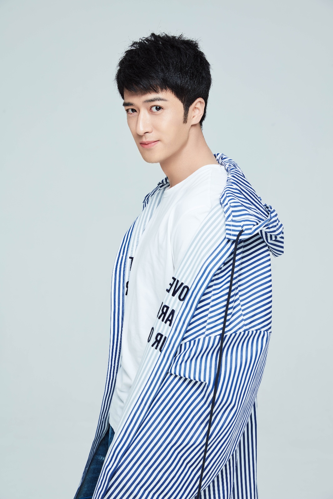 姚奕辰曝曝新写真简洁清爽男子力十足