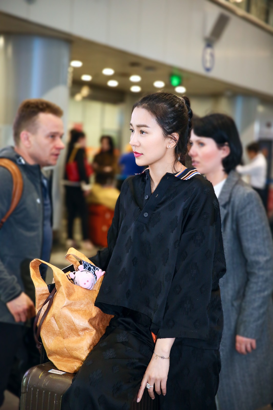 正文 第71届戛纳国际电影节  姚星彤一身睡衣搭配超大钻戒现身机场,脚