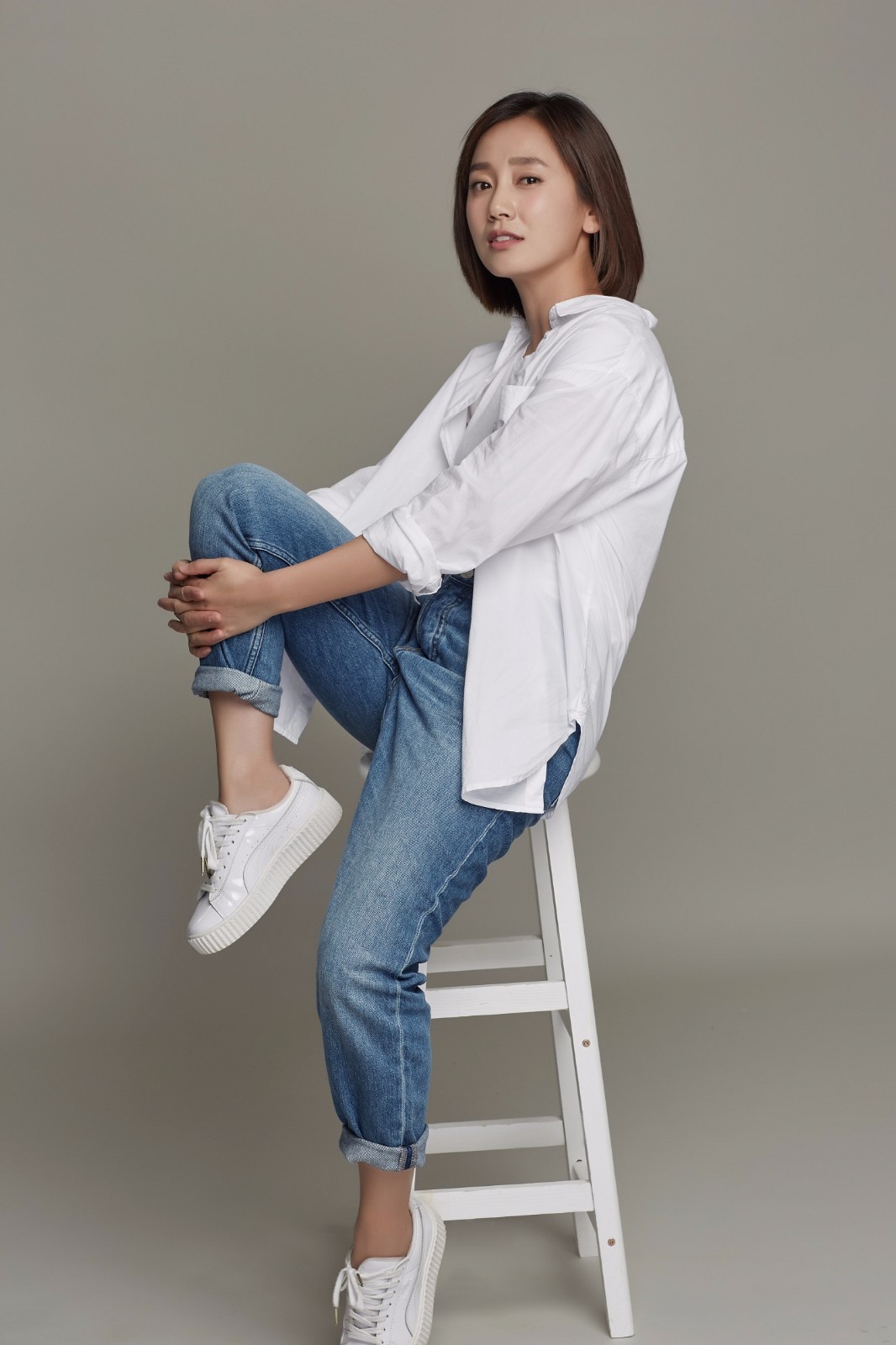 近日,演员董晴曝光一组白衬衫写真照.