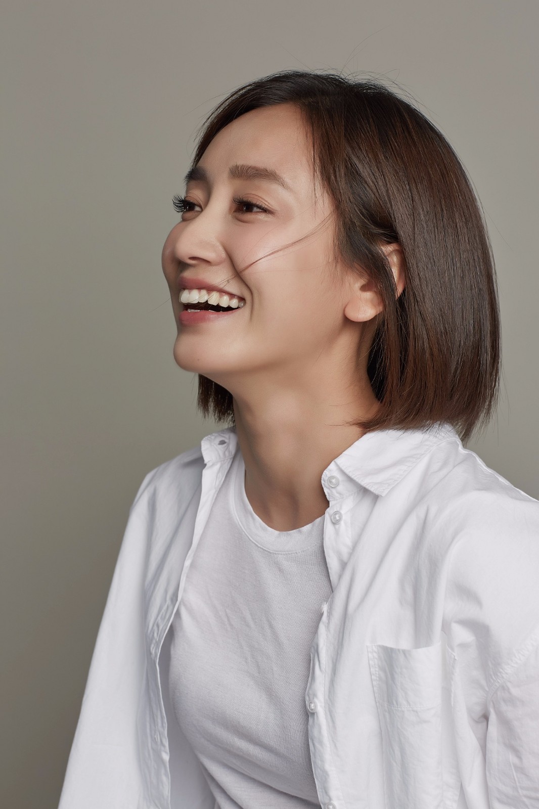 董晴白衬衫写真曝光清新自然|董晴|邻家女孩|白衬衫_新浪新闻