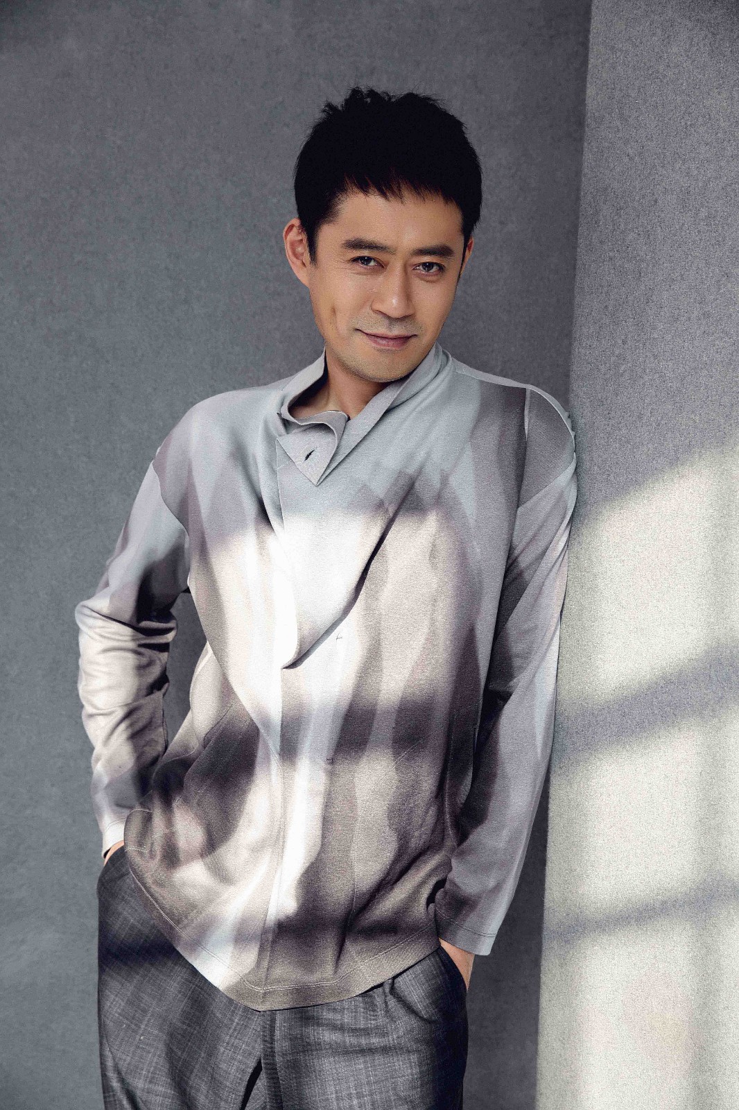 刘钧曝时尚光影写真酒窝深邃撞电影角色笨笨