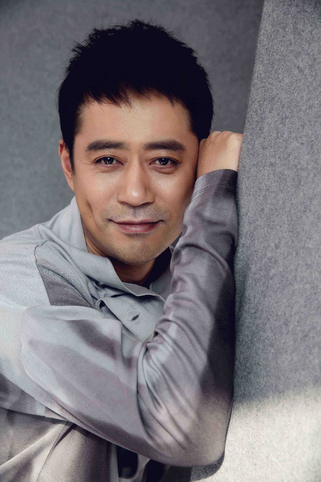 刘钧曝时尚光影写真酒窝深邃撞电影角色笨笨