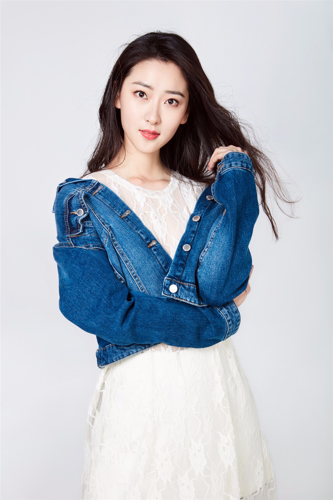 何雨虹曝夏日新写真 自信演绎率性真我