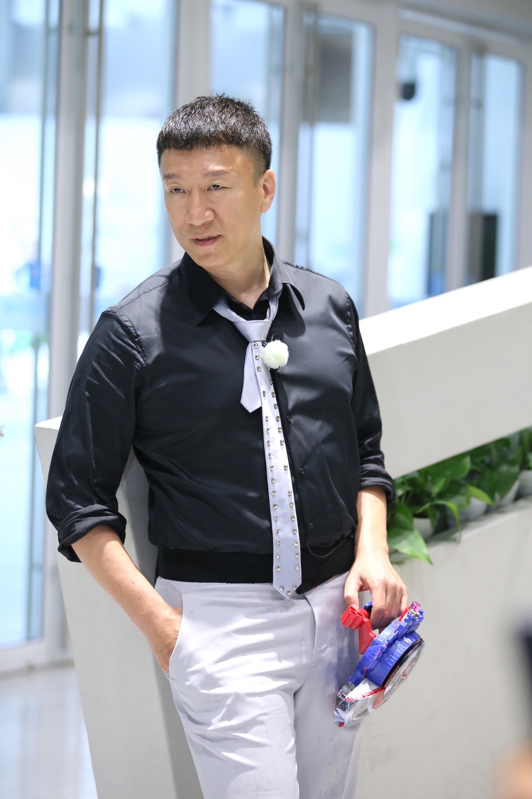 《极限挑战》科技感满屏似科幻大片 罗志祥孙红雷呼吁ai为人类服务