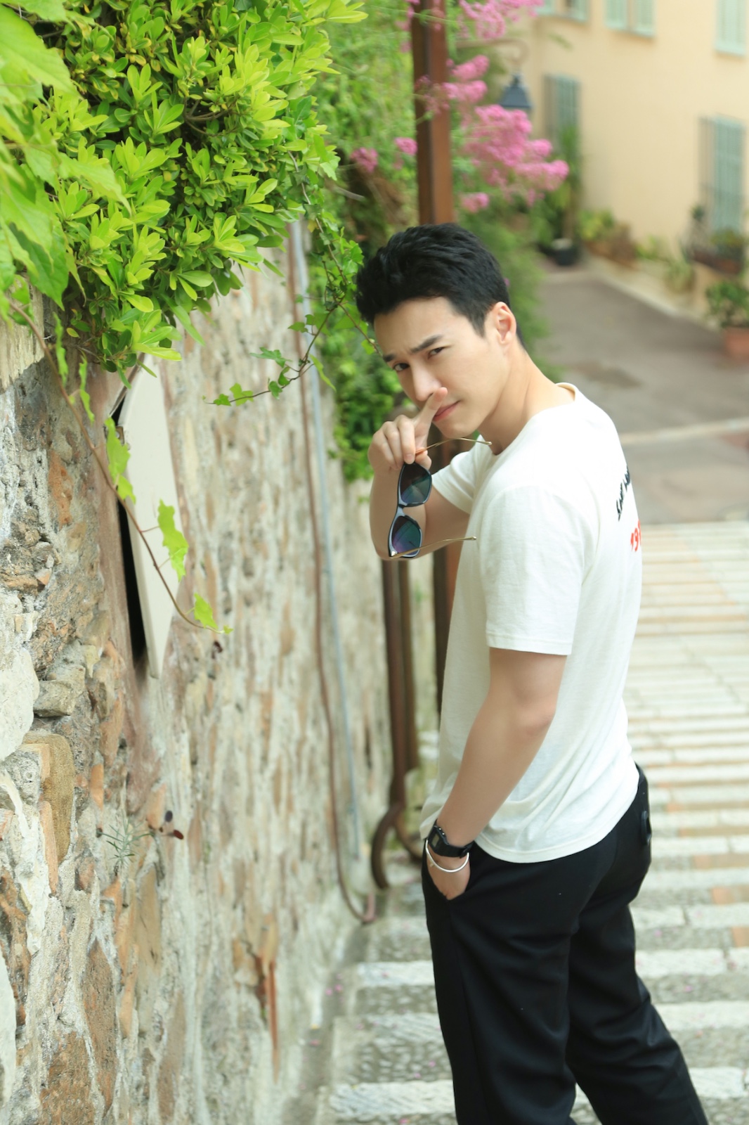 王冠逸夏日私服曝光 经典搭配难掩完美肌肉线条