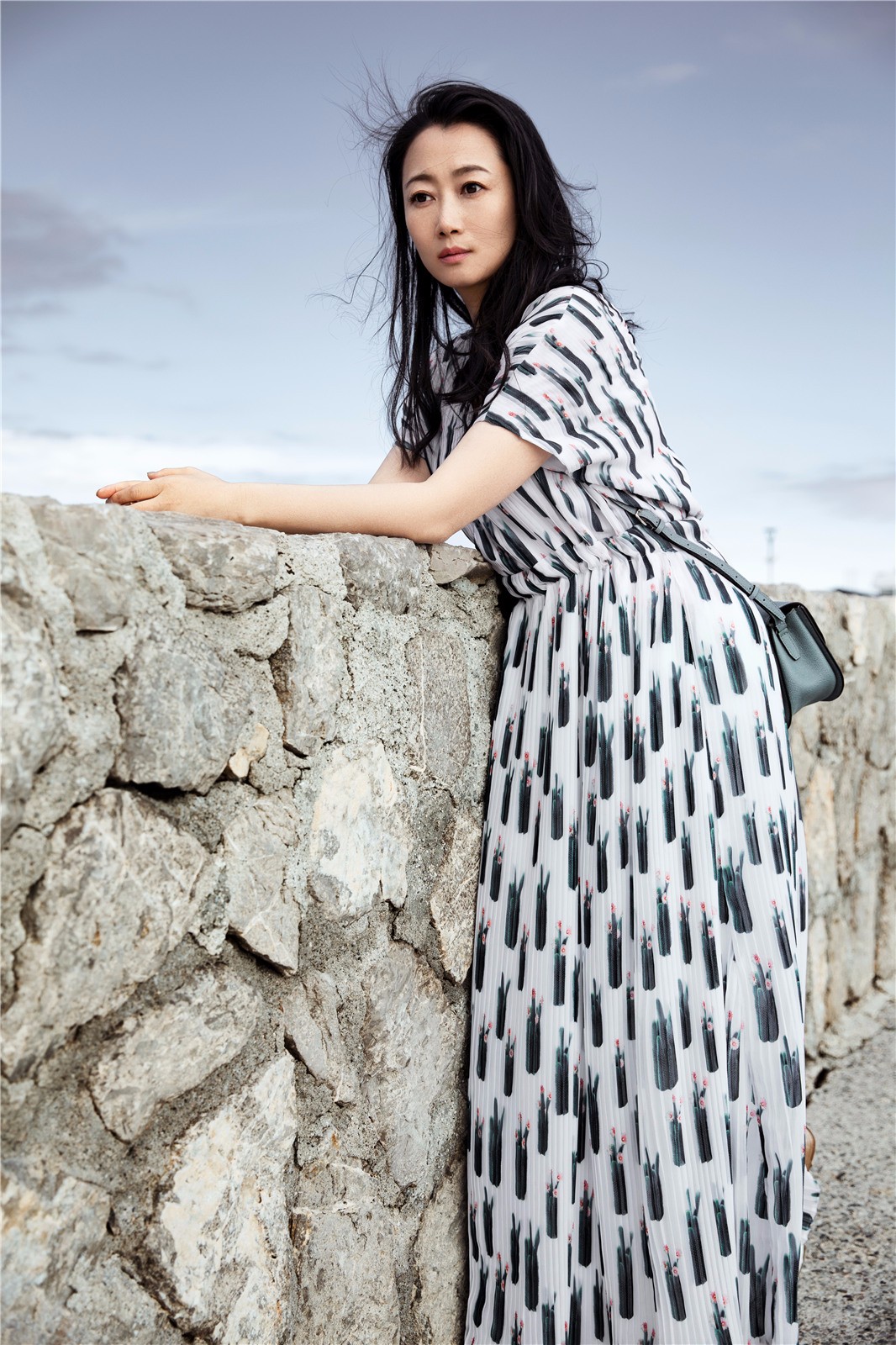 赵涛悠闲漫步 慵懒闲适气质迷人