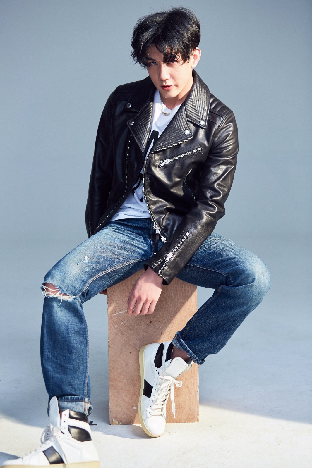 李昕哲换下职业套装 皮衣look痞气十足