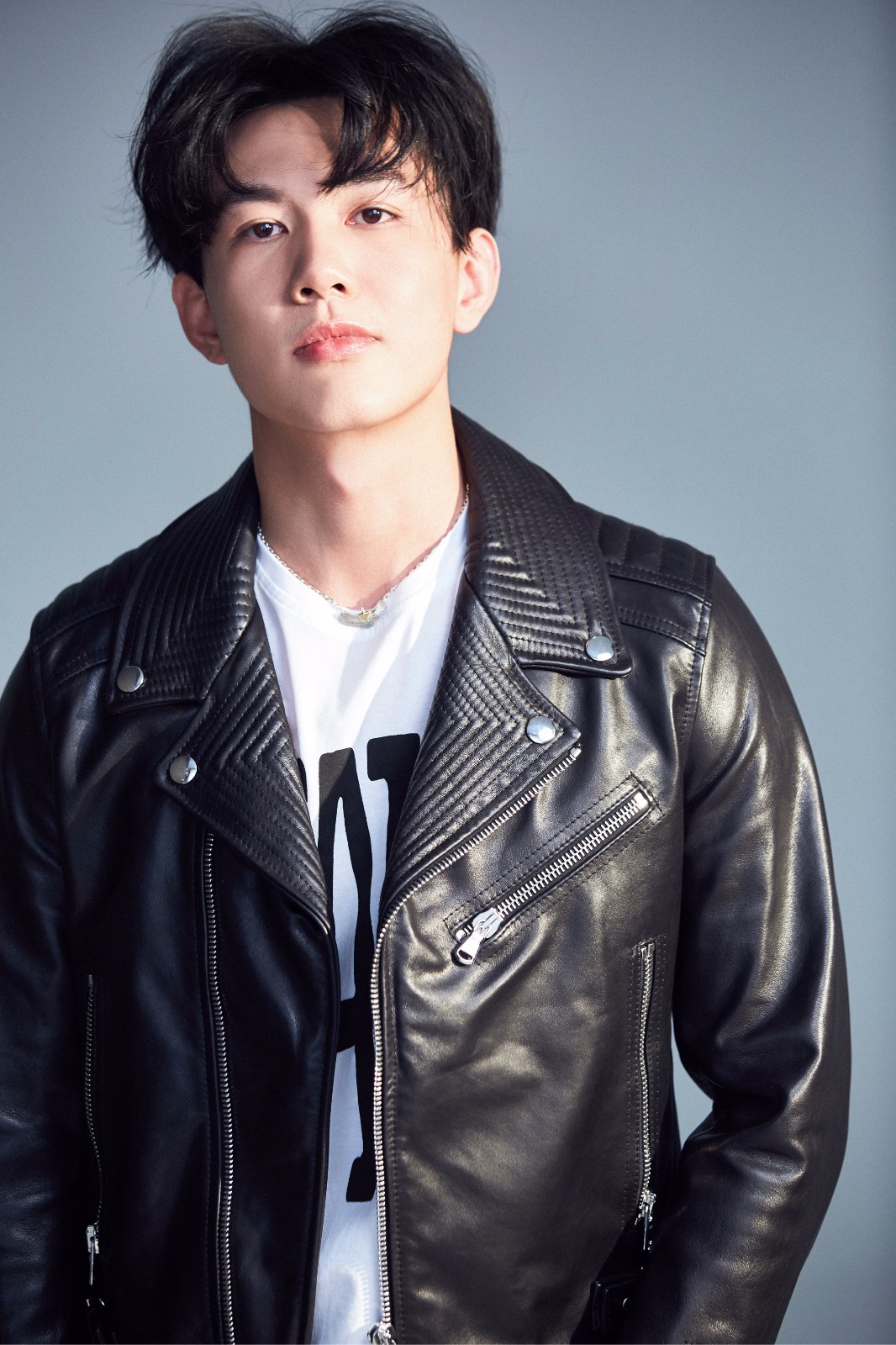 李昕哲换下职业套装 皮衣look痞气十足