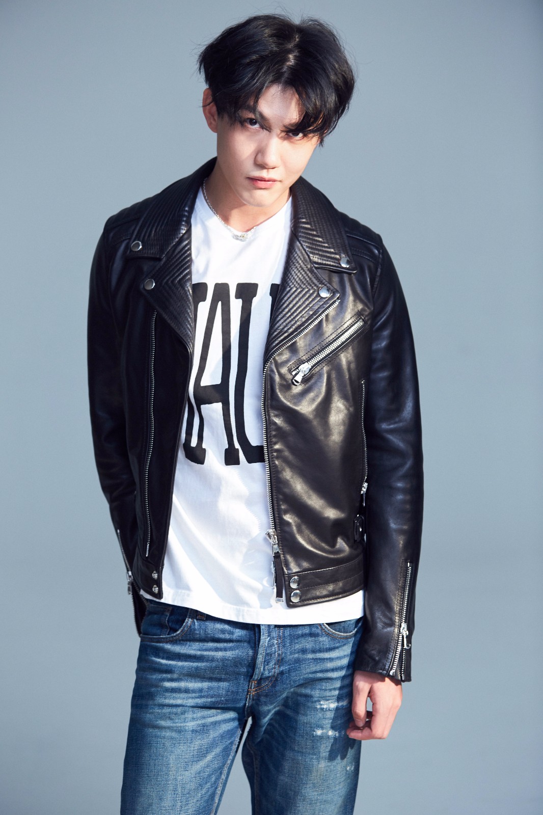李昕哲换下职业套装 皮衣look痞气十足