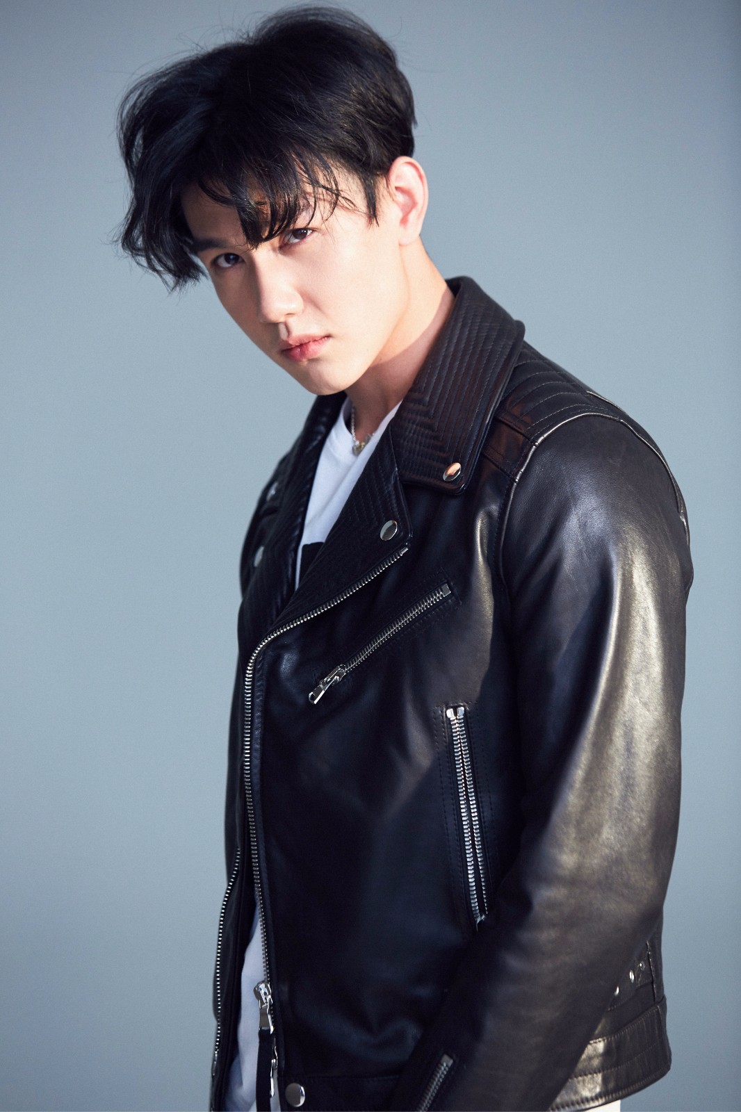 李昕哲换下职业套装 皮衣look痞气十足