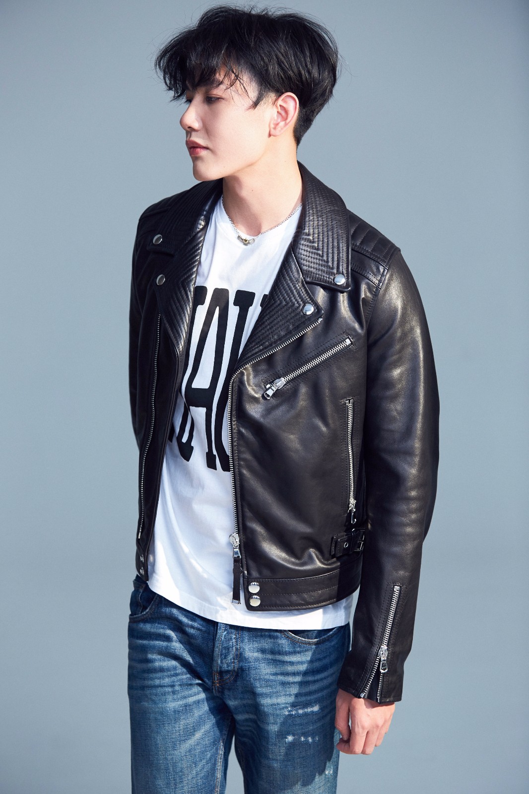 李昕哲换下职业套装 皮衣look痞气十足