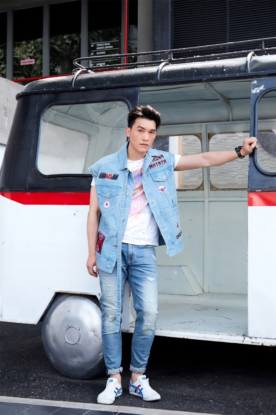 孙信宏街头流露"硬朗荷尔蒙气息" 举止投足诠释自我潮流态度