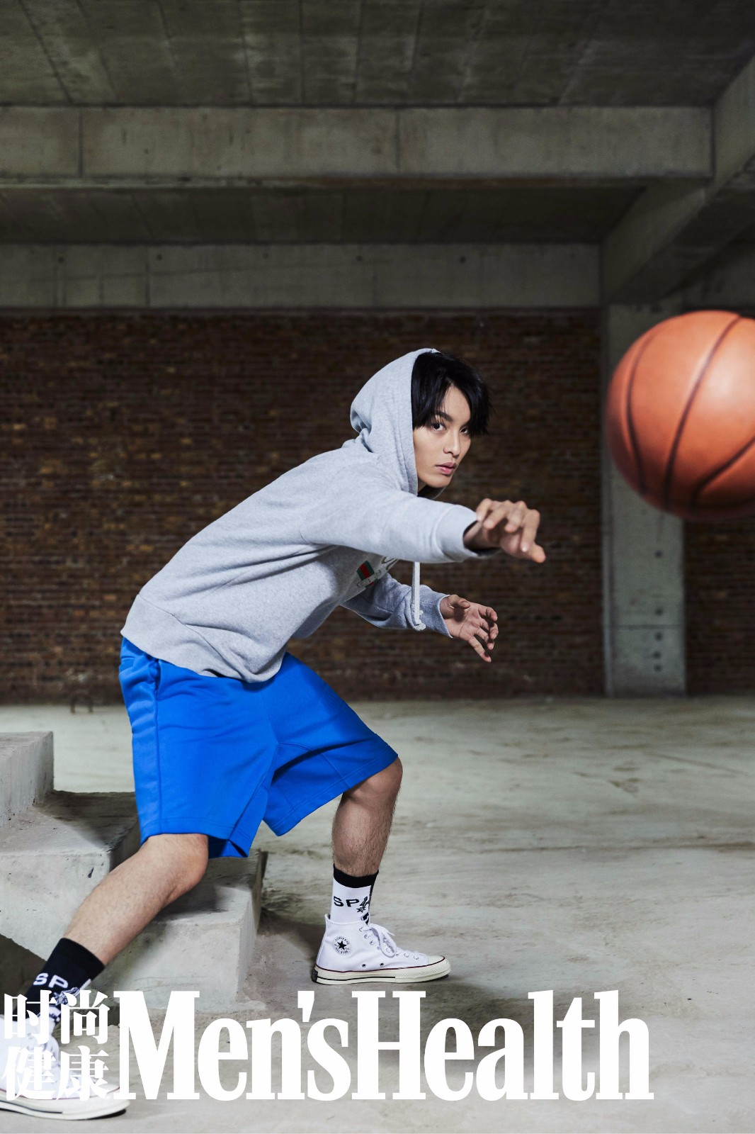 曹佑宁运动时尚大片曝光 化身篮球少年英气逼人