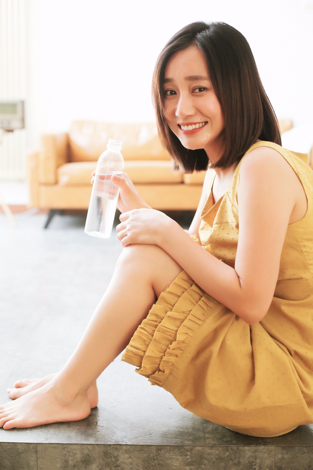 近日,演员董晴微博发布了一组夏日写真照片.