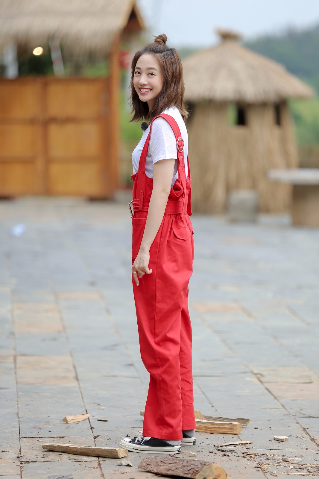 鬼鬼吴映洁做客《向往的生活》 素颜"打歌"大展招牌活力