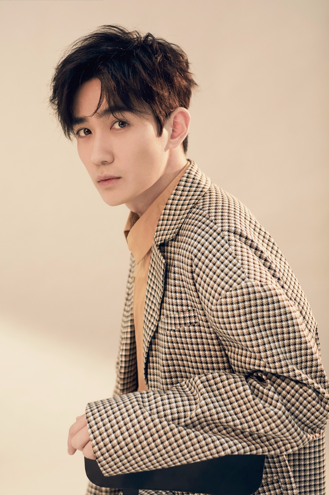 朱一龙最新写真发布,暖色西装彰显阳光活力