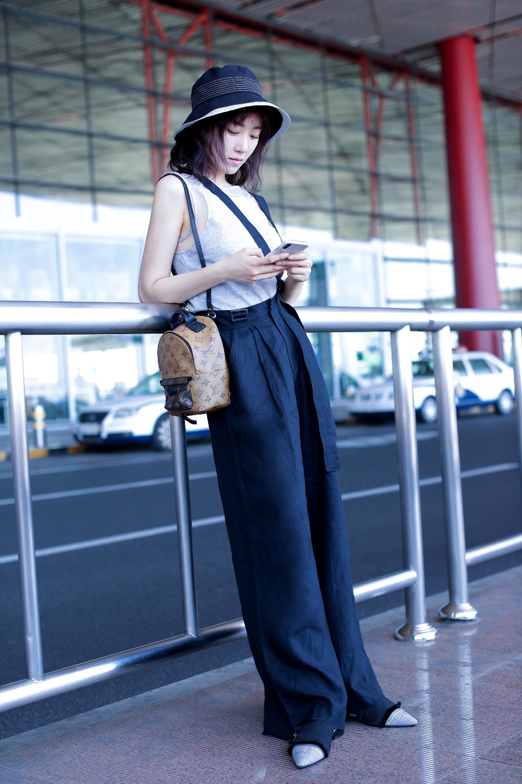 菅纫姿机场照如时尚大片 空气刘海少女感满满|刘海