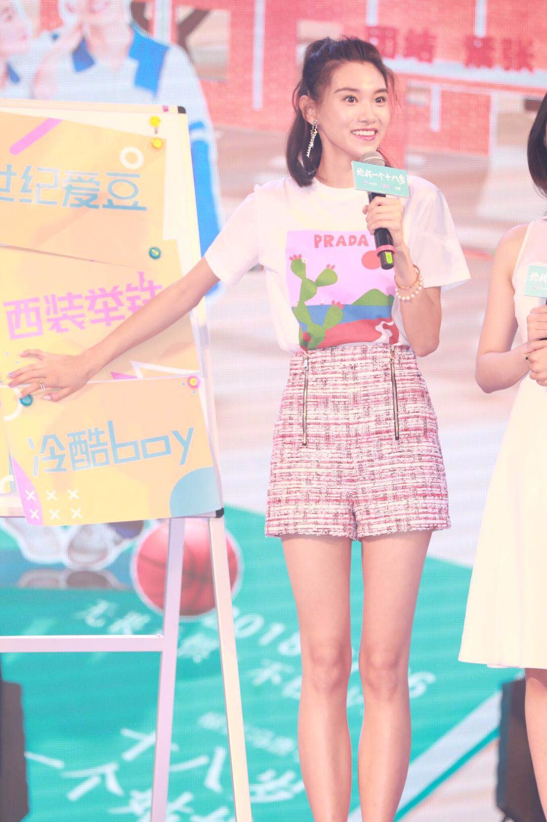 《给我一个十八岁》举行发布会 郭麒麟王嘉宁互爆片场趣事